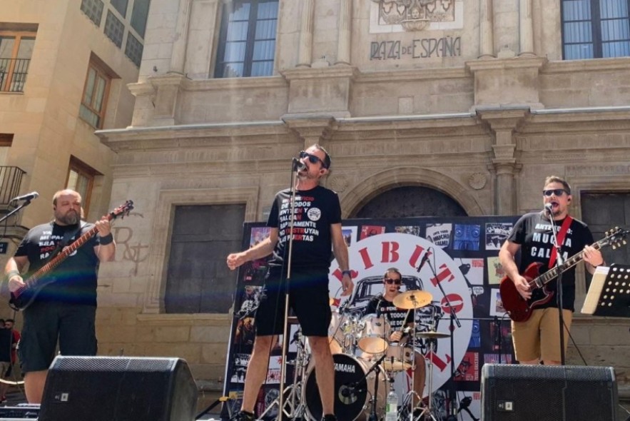 David Ortega, bajista alcañizano: “Siniestro Total caló por sus canciones directas y divertidas, como tiene que ser el punk”