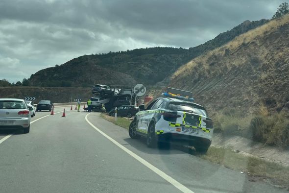 Un camión cargado  de vehículos se sale de  la carretera en Gargallo