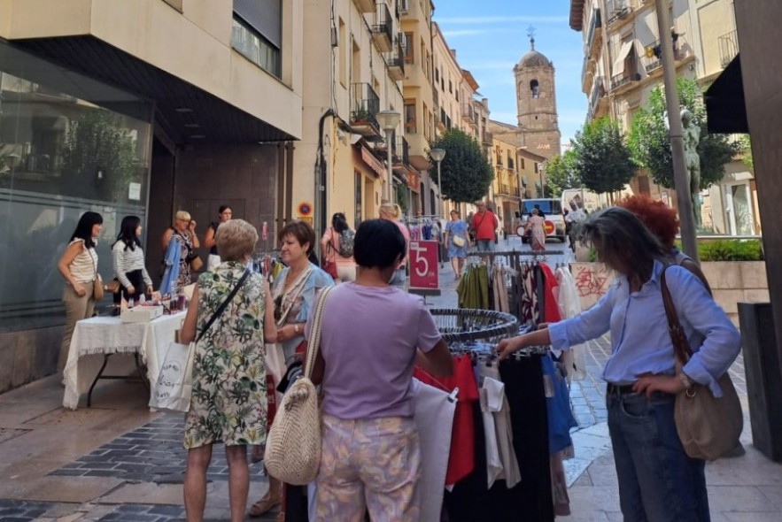 Los comercios de Alcañiz sacan a la calle los saldos de las rebajas de verano