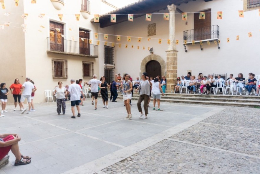 El bureo popular llena La Iglesuela del Cid de música y danza