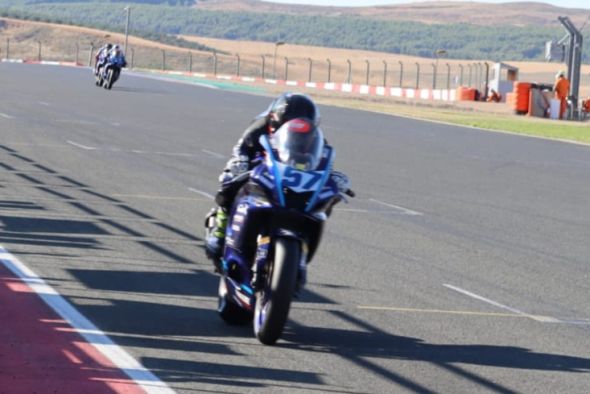 Raúl Navarrete termina quinto en la clasificación general de la Yamaha R7 Cup