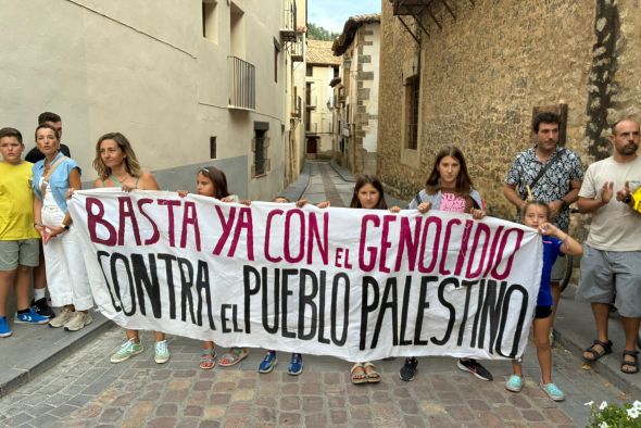 En torno a 150 personas protestan contra el genocidio de Gaza a las puertas del consistorio de Rubielos de Mora