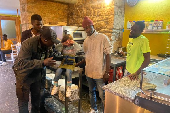 Lasana Coulibali, empleado en un establecimiento hostelero: “Era panadero en Mali y aquí es nuestro pizzero, tiene un interés infinito por trabajar”