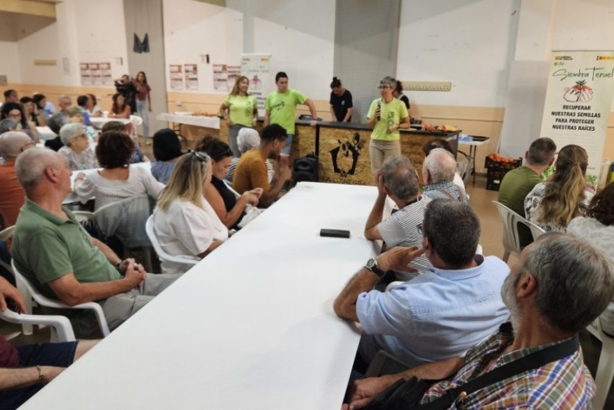 Un total de 130 personas participan en la jornada Toma Tomate en Santa Eulalia con Siembra Teruel