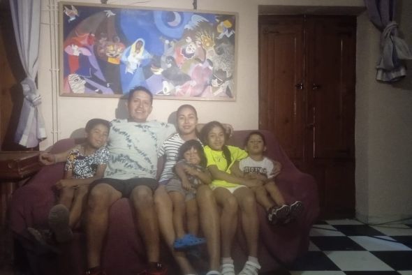 De la costa de Ecuador a salvar la escuela del pueblo más alto de España