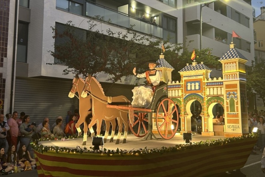 Carrozas, fútbol vaca, ofrenda  y cabezudos asientan la tradición en las fiestas de Alcañiz