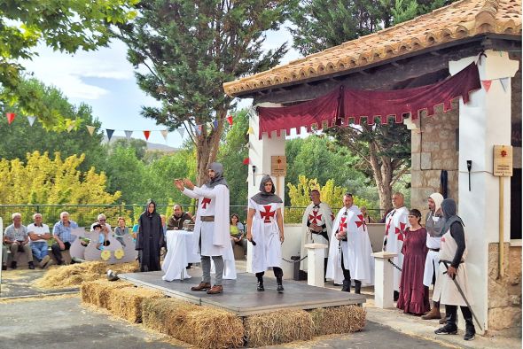 Los templarios pasan por Tortajada llevando entre sus manos a la Vera Cruz