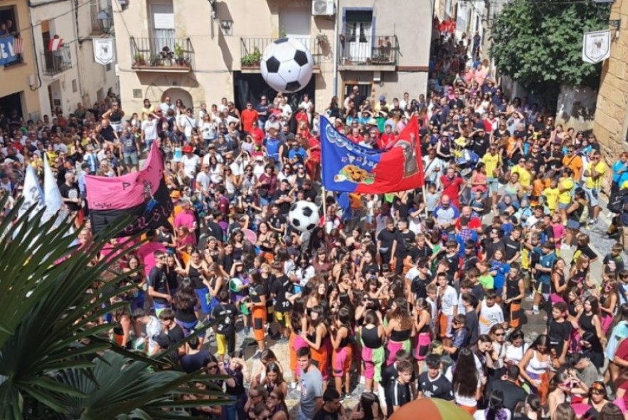 Andorra vive San Macario con carrozas, charanga, recorrido peñero y sardinas