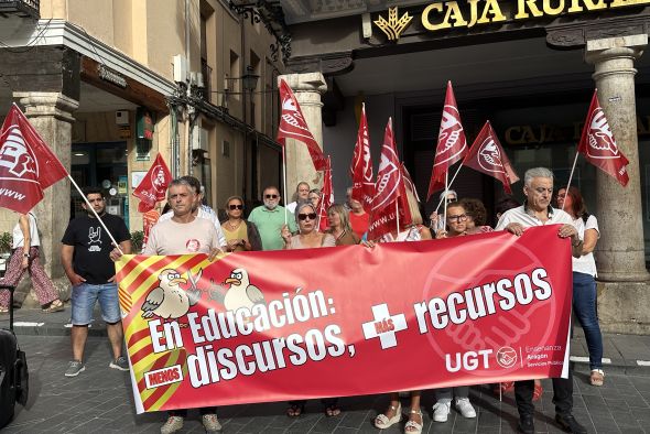 UGT reivindica más recursos educativos con una concentración en la plaza del Torico