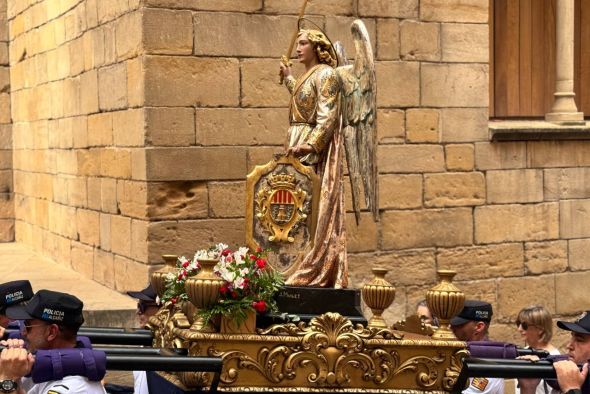 La Policía Local de Alcañiz saca en procesión al Santo Ángel Custodio