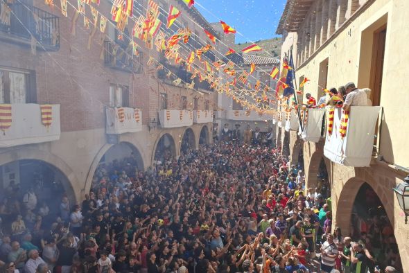 Alcorisa inicia sus fiestas con un chupinazo multitudinario en la plaza de Los Arcos