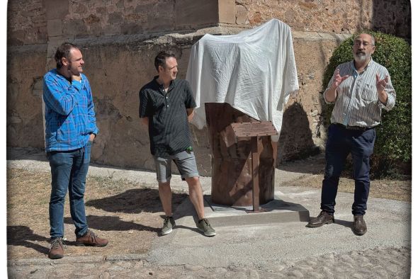 Monteagudo del Castillo honra al chopo cabecero con una escultura