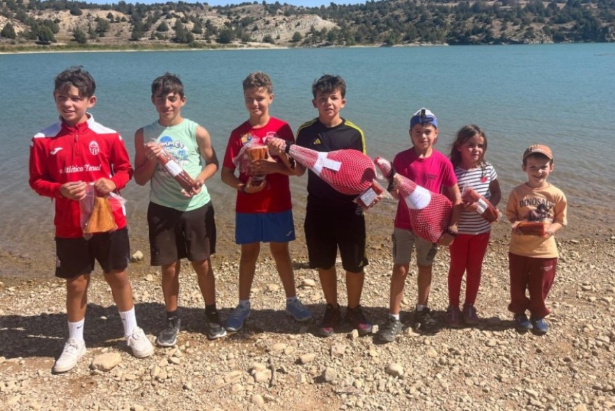 Alex Rasvan se lleva el trofeo del Jamón de la Sociedad de Pescadores de Teruel