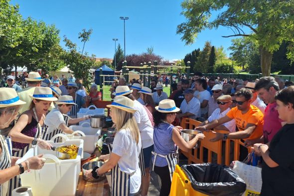 La multitudinaria comida popular volvió a ser el acto estrella en  la 24ª Feria de la Patata de Cella