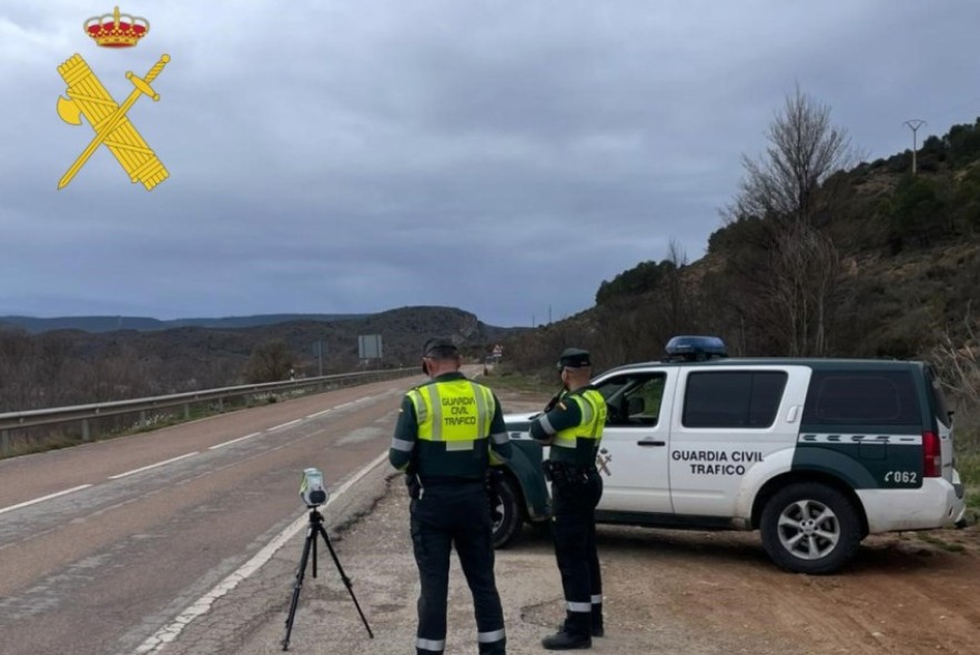 La Guardia Civil investiga a un conductor que, tras sufrir un accidente en el Pobo, abandonó el lugar al carecer de permiso de conducir por pérdida de puntos