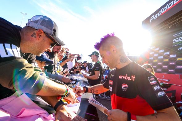 Pilotos y afición estarán más cerca que nunca en las Superbikes en Alcañiz