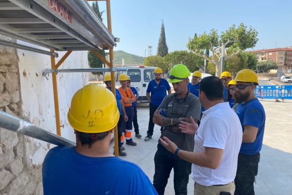 Alumnos del Programa Experiencial trabajan en la plaza de toros de Alcañiz
