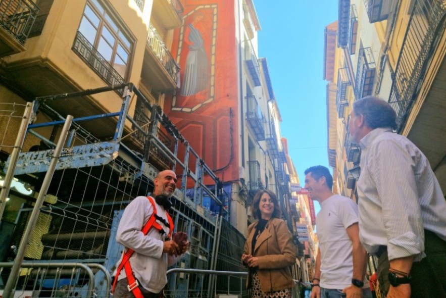 El artista Hugo Casanova decora una fachada en la calle del Tozal con un mural inspirado en el artesonado de la Catedral