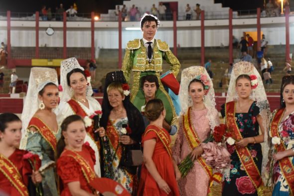 Regreso triunfal de los toros a Alcañiz, con Jorge Isiegas  a hombros