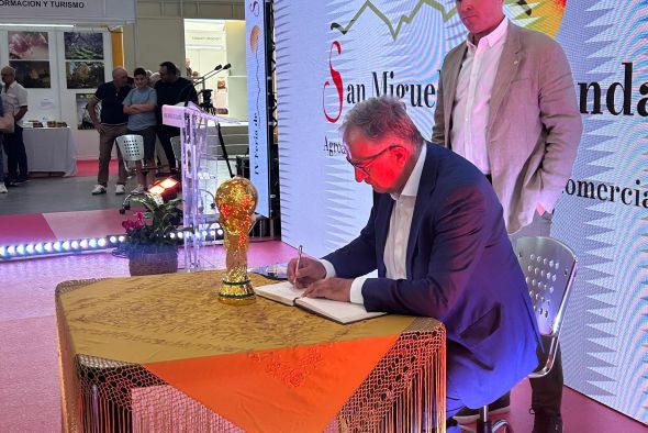 El orgullo y la herencia del producto local de Calanda se convierten en bandera de su embajador 2025