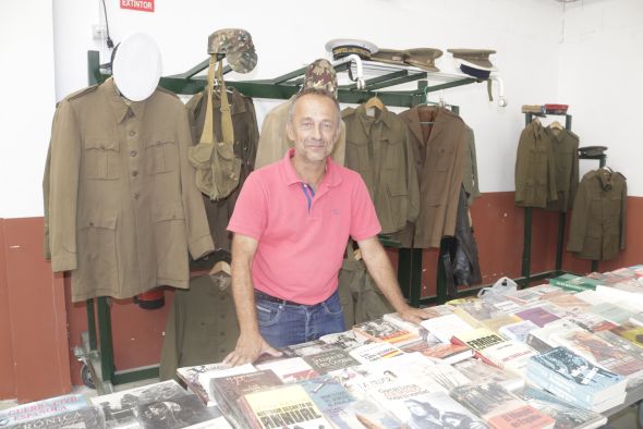 Eduardo Martín, coleccionista y vendedor de objetos vinculados a la Guerra Civil: “Al público más joven le interesan las condecoraciones y a los mayores de 30, los libros”