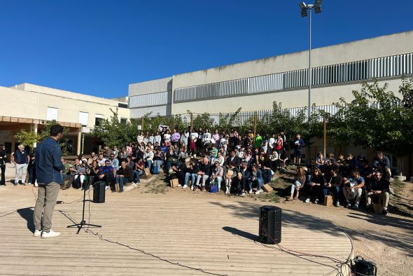 El CEIP Juan Sobrarias muestra su patio renaturalizado a expertos de Cardimed