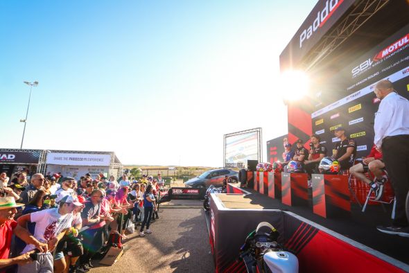 Jornada de desfile de motos, fiesta y paseos por el paddock y boxes en Motorland