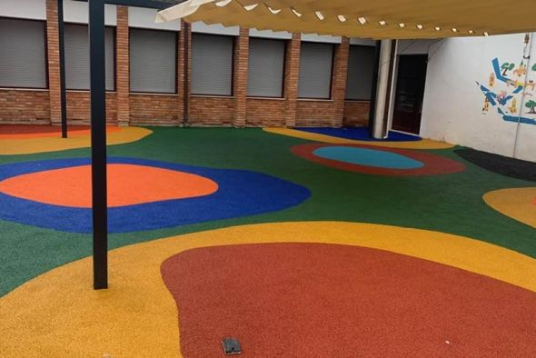 El patio del colegio de Torrecilla de Alcañiz estrena aspecto tras una reforma integral