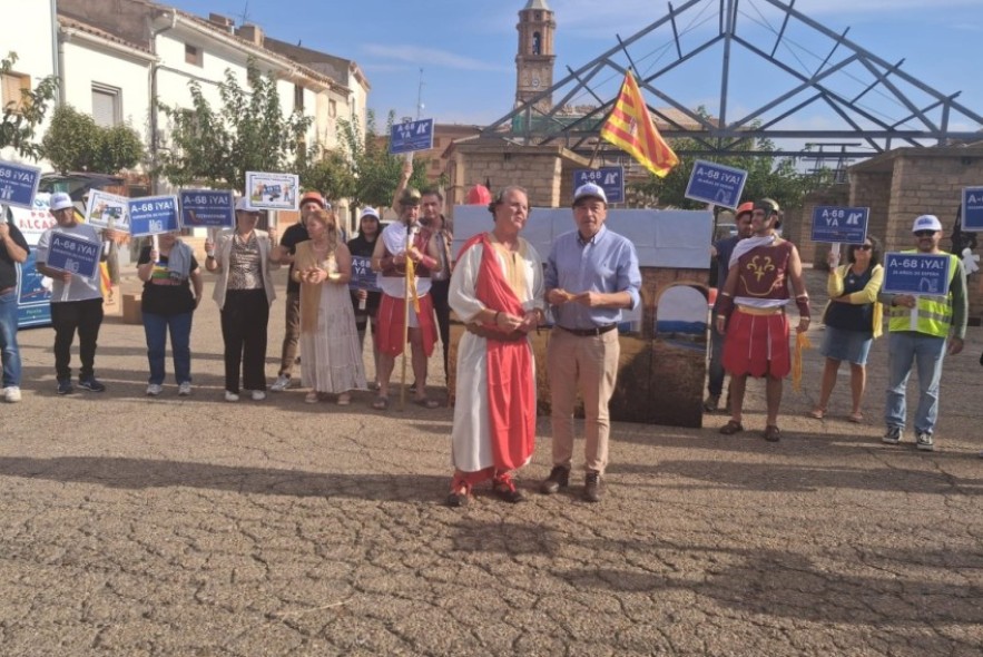 Teruel Existe escenifica la construcción de un puente romano en Azaila para reclamar la A-68