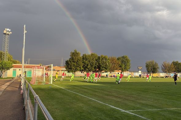 El arcoíris sale en Jumaya para ver al Calamocha llevarse el primer derbi y ser líder de Tercera