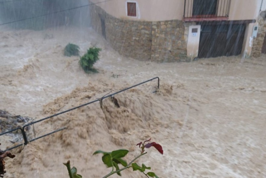 Las lluvias torrenciales desbordan los barrancos de Las Parras de Castellote y dañan el Parque de la Extinción