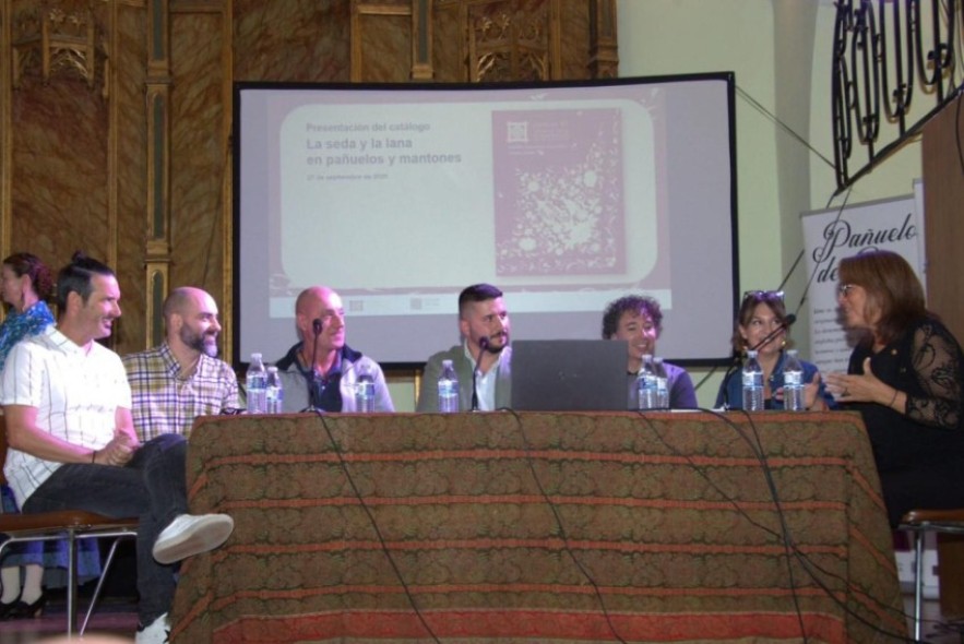 ‘La lana y la seda’: Sempiterna edita su tercer catálogo sobre indumentaria tradicional