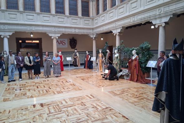 Una exposición reúne ‘Trajes para la historia’, eje sobre  el que versa un congreso