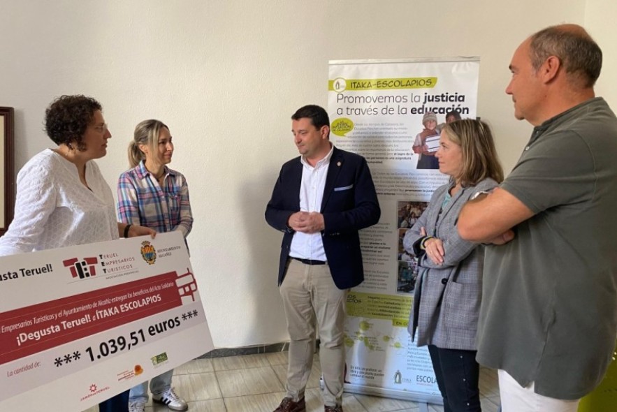 Los empresarios turísticos y el Ayuntamiento de Alcañiz donan mil euros a Ítaka Escolapios del evento Degusta Teruel
