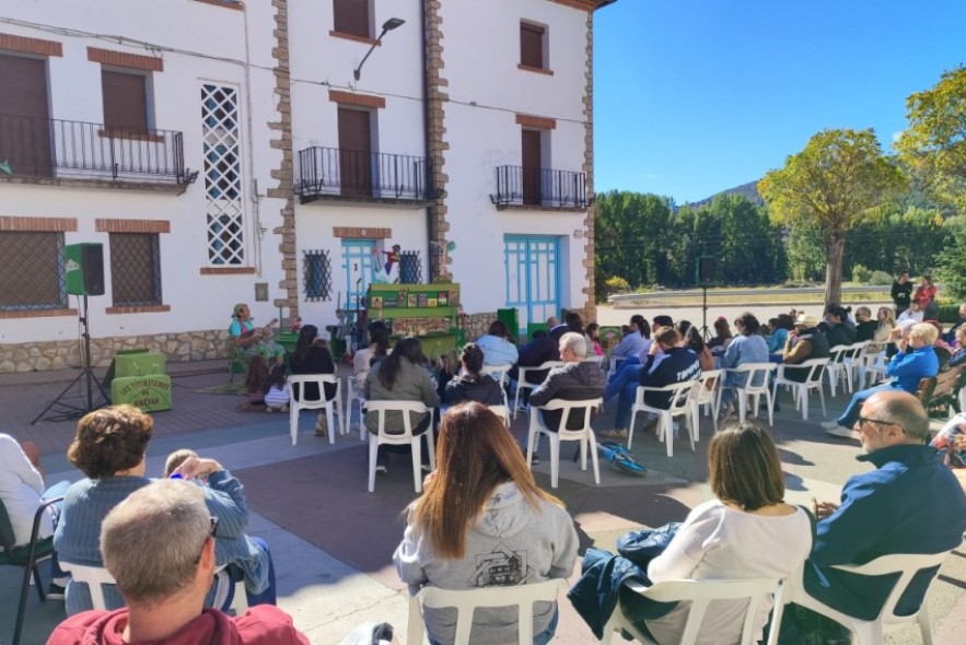 Torres de Albarracín mantiene viva la llama de la cultura con un fin de semana repleto de magia y títeres