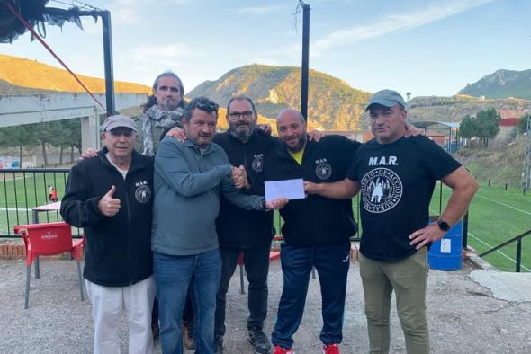 El CP Montalbán entrega 260 euros al MAR de la venta de sus camisetas