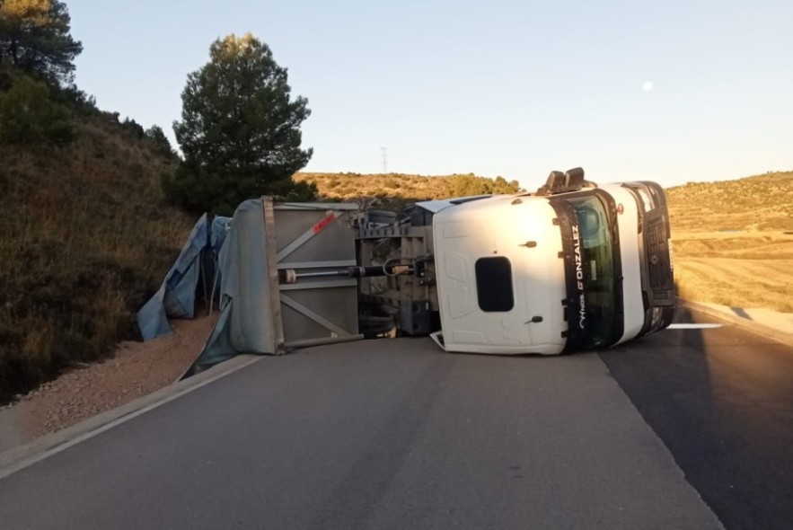 El vuelco de un camión de arcillas corta la pista TE-38 entre Seno y el desvío a Cuevas de Cañart