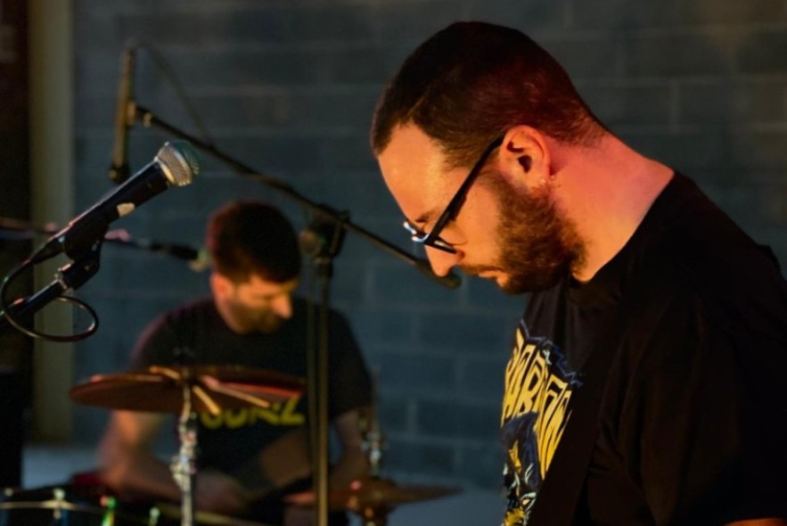 Carlos Pina, bajista y cantante de Poble Nostrum: “Ser un dúo te limita las cosas  que puedes hacer, pero funciona y te facilita mucho algunas cosas”