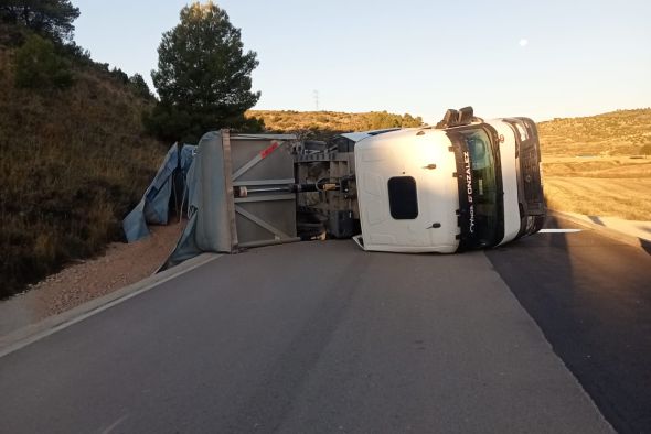 Vuelca otro camión de arcillas, esta vez en la TE-39 entre Seno y el desvío a Cuevas de Cañart