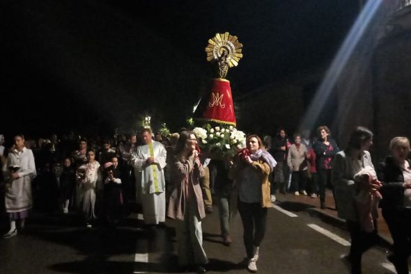 Más de cien devotos desfilan junto a la Virgen del Pilar en la travesía de Libros en su traslado a la iglesia