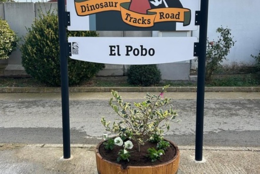 El Pobo se engalana para las fiestas del Pilar con la instalación de nuevos maceteros decorativos