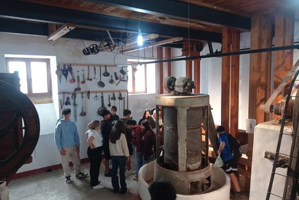 El primer centro educativo visita la antigua Harinera de Híjar en un viaje al pasado