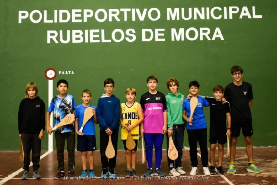 Rubielos de Mora celebra El Pilar con pala y pelota en el frontón