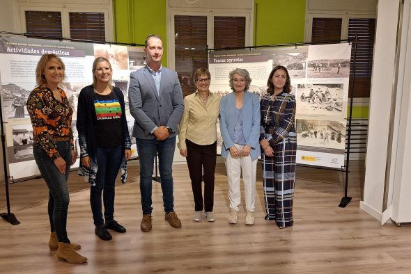 Inaugurada la exposición itinerante del IET sobre el papel de la mujer turolense