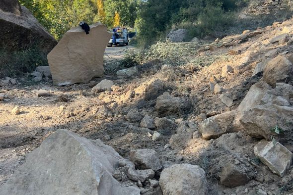 Un desprendimiento arrasa un masico en el camino del Ciprés, sin daños personales