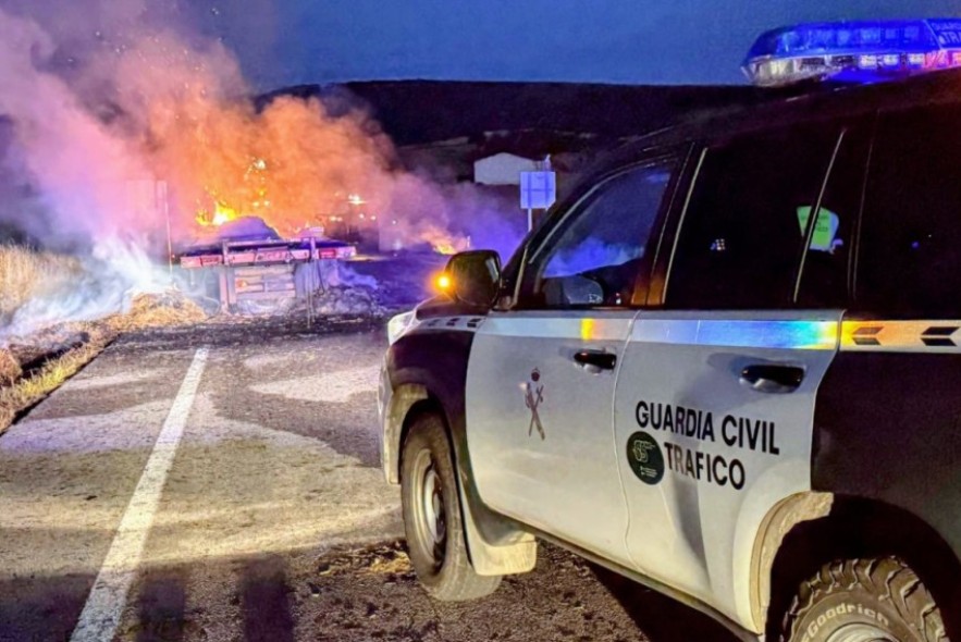 Cortada la N-211 por el incendio de un camión cargado de paja en Pozuel del Campo