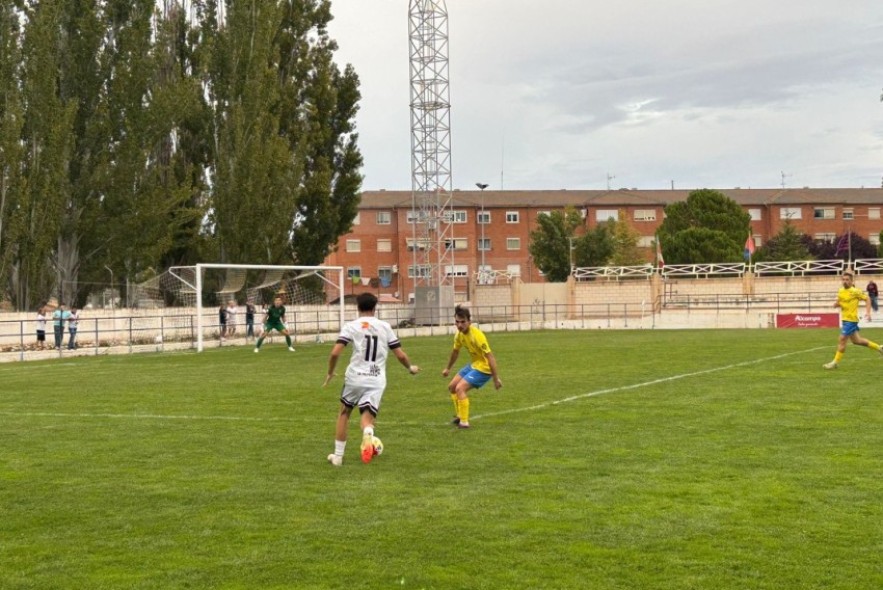 Un doblete de Gracia remonta para el Andorra un complicado duelo ante el Almudévar (2-1)