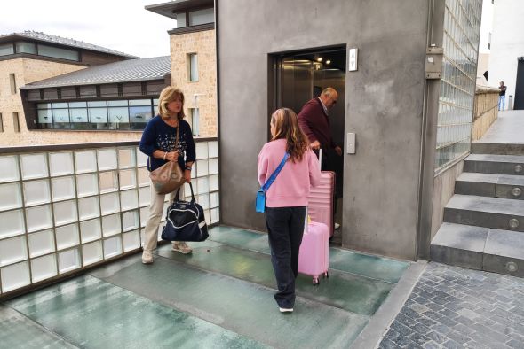 La alcaldesa muestra su malestar por  el mantenimiento de los ascensores