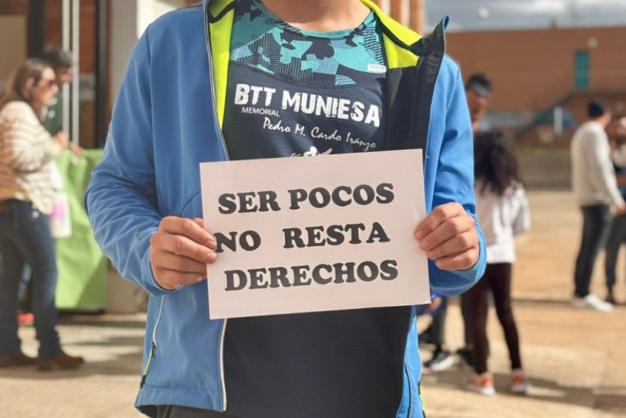 La comunidad educativa de Muniesa sale a la calle para reclamar un técnico