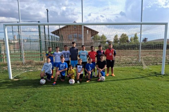 La Escuela de Fútbol del Altiplano regresa con 15 niños en Perales
